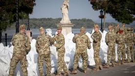 Gátat épít a Dunaparton a tűzszerész ezred