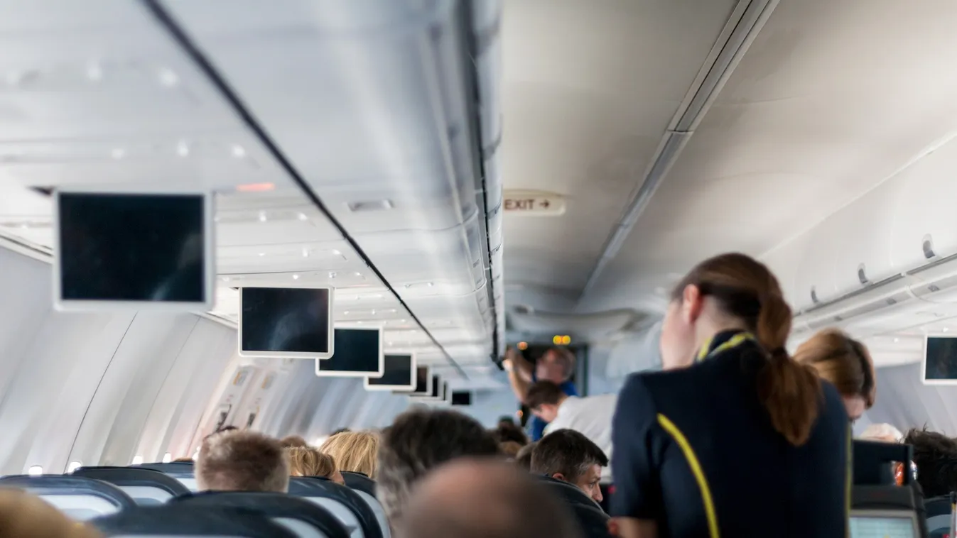 Pánik a repülőn, hirtelen leállt egy férfi szíve