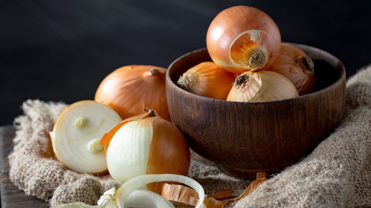 Raw,Onions,,In,A,Composition,On,An,Old,Background