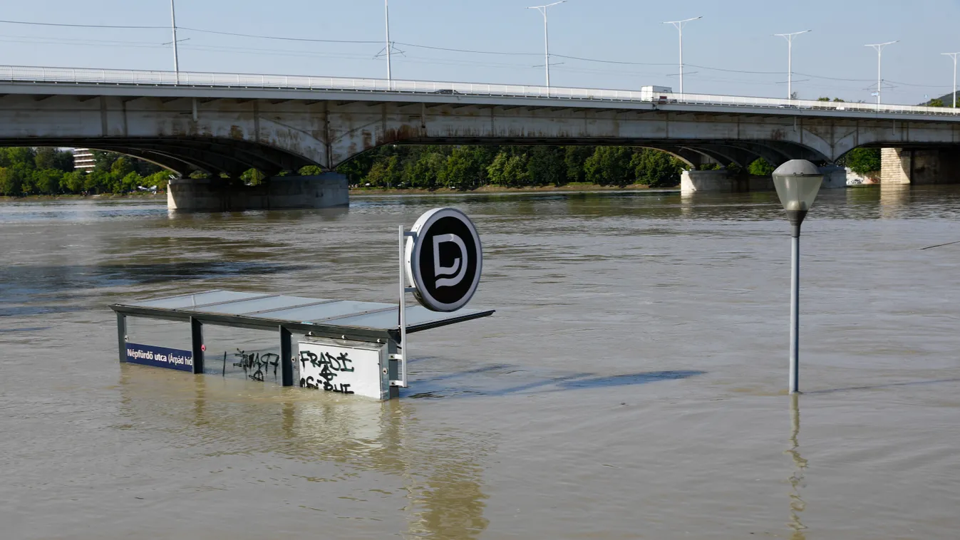 Így érkezik az évtized árhulláma – Galéria