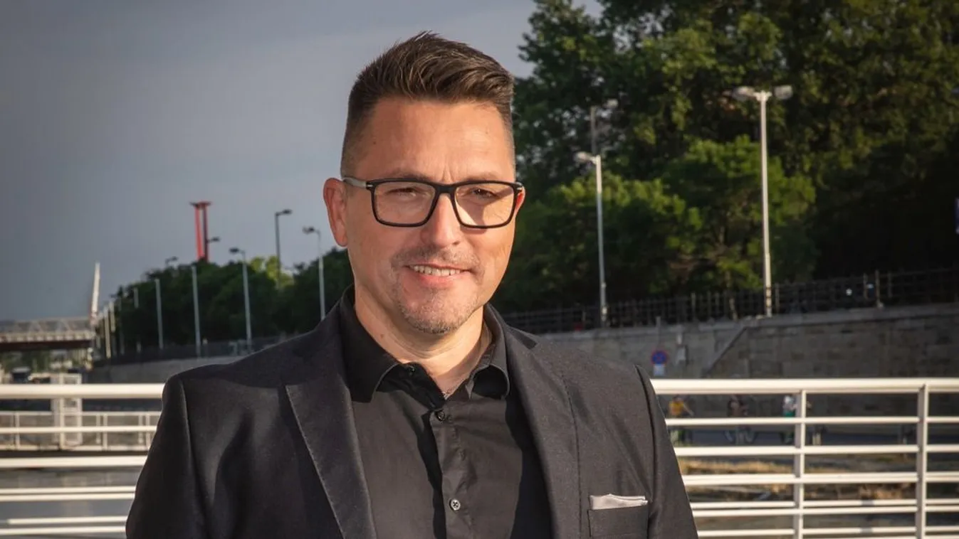 Apokaliptikus környezetből tér vissza Ákos