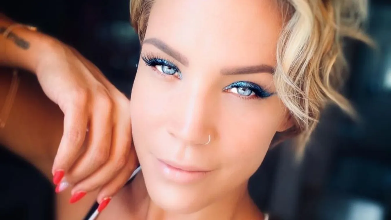 Meztelenül búcsúzik a nyártól, bugyi sincs a szexi énekesnőn