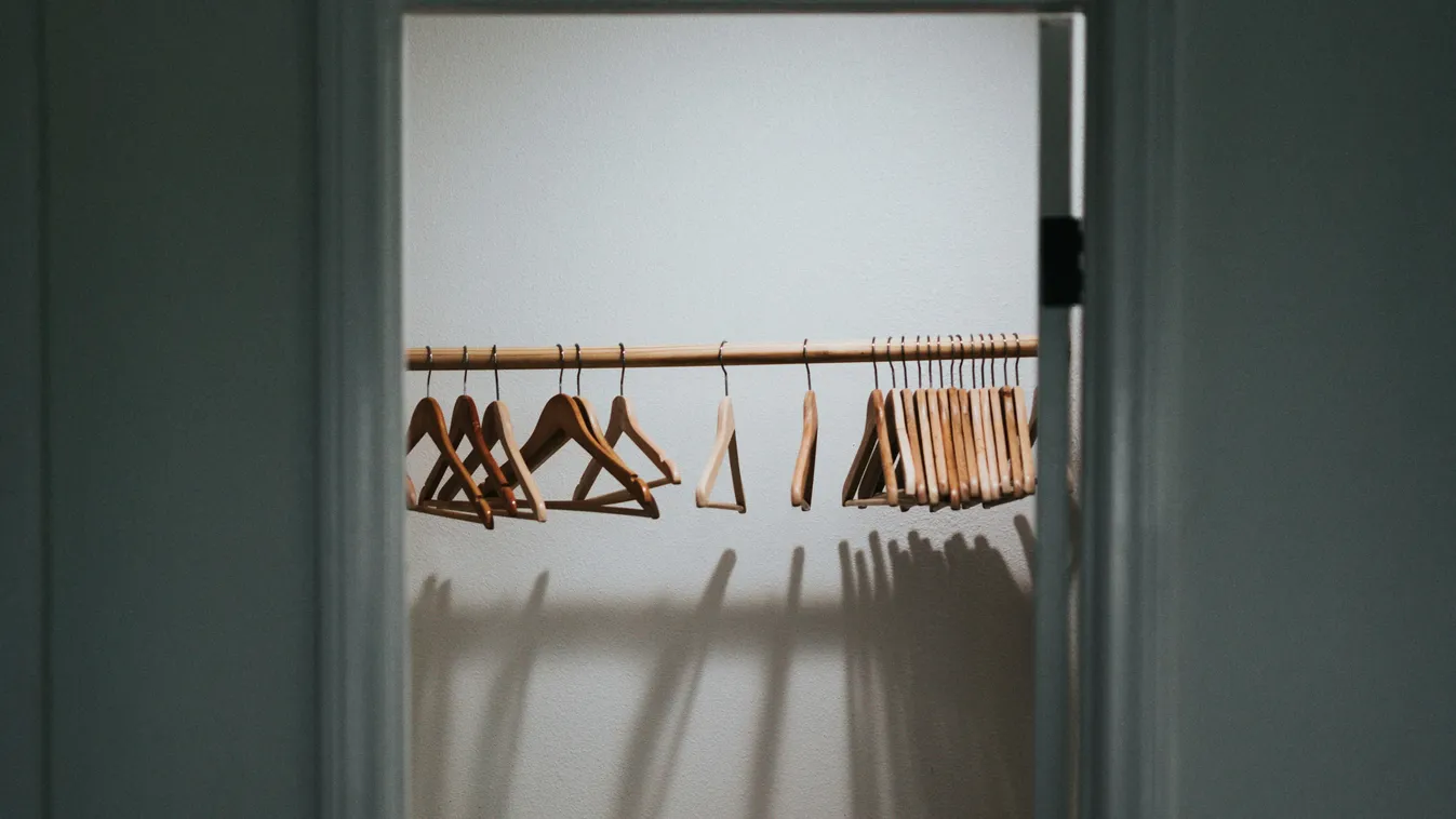 Bizarr dologra lett figyelmes a szekrényben a gyanakvó férj