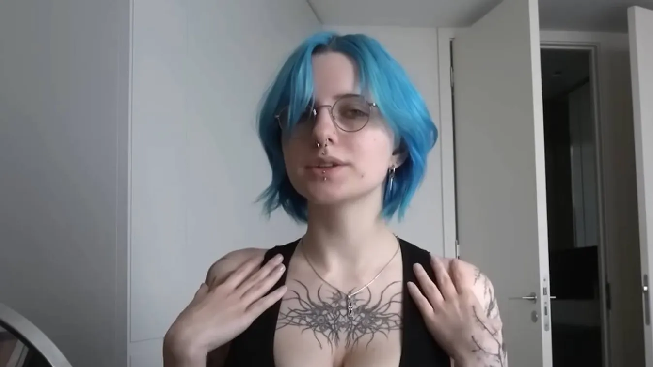 Megmutatta magát ruhában és meztelenül is a bombázó