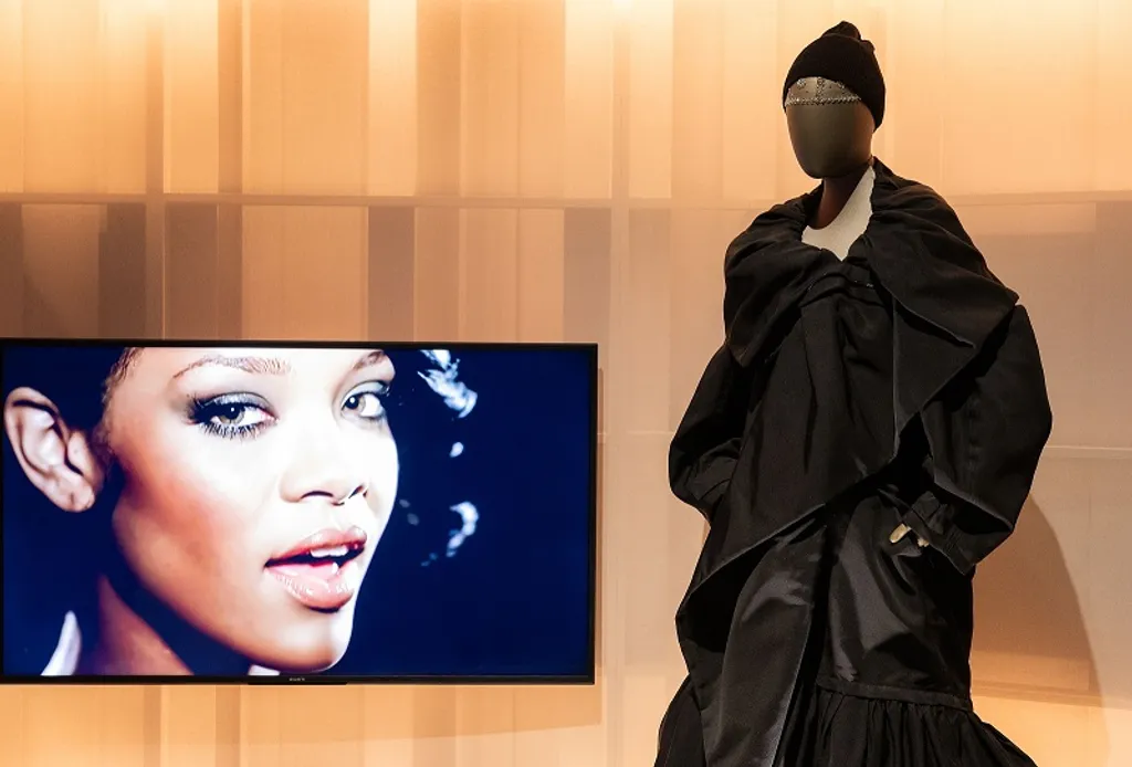 De itt van még például Rihanna 2021-es MET Gálán viselt Balenciaga-Bulgari ruhája is