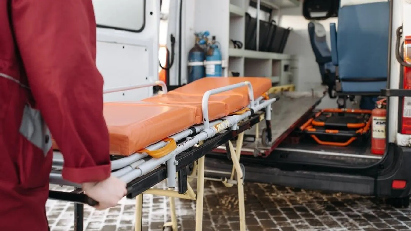 Pelenkába tekert férfire bukkantak a budapesti aluljáróban