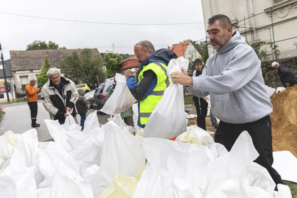 Dunaalmáson még este is dolgoztak az áradás védelme érdekében (26)