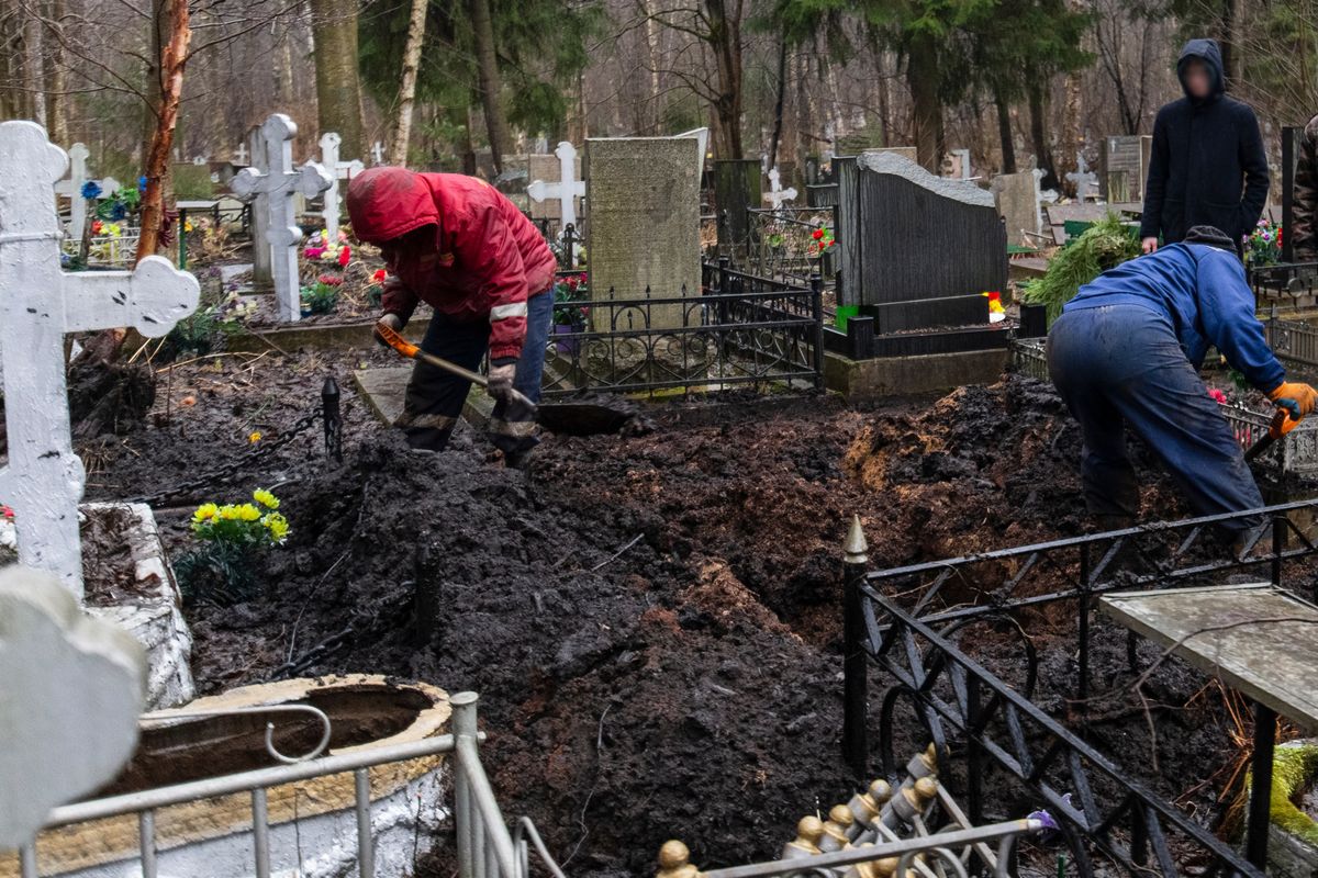 Mourning,Ritual.,Two,Men,Undertakers,Dig,A,Grave,In,An