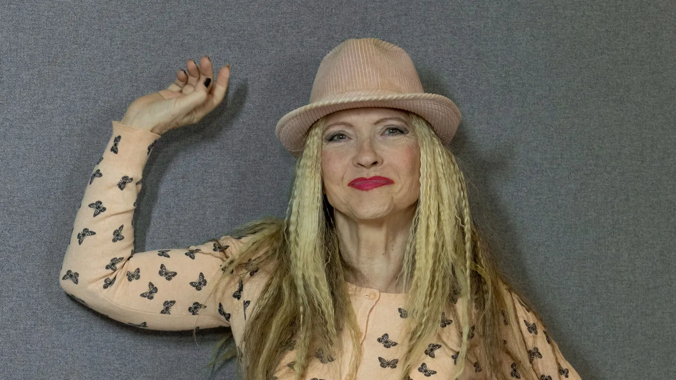 Újabb csapás: retteg az árvíztől a magyar énekesnő