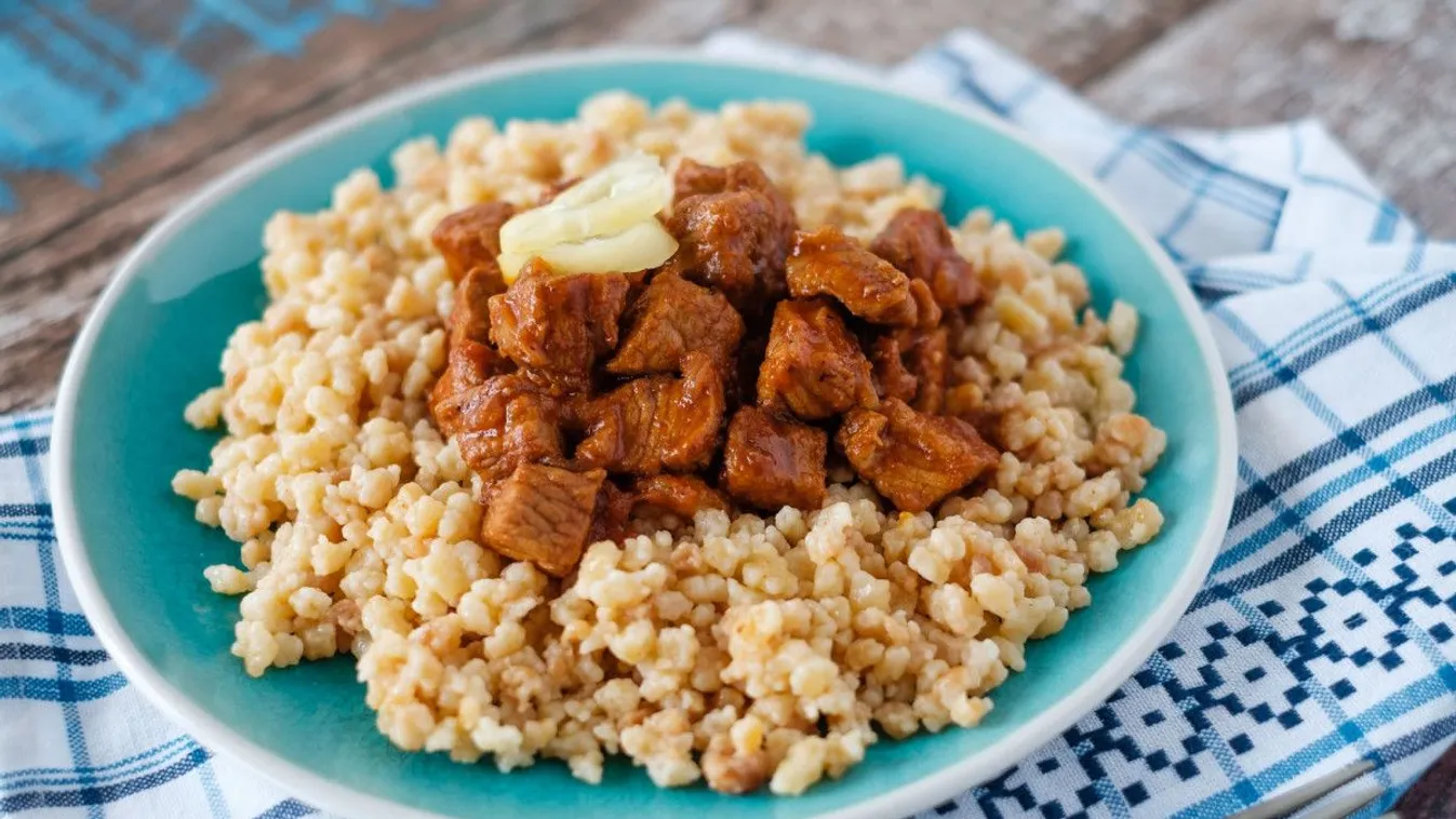 Így a legfinomabb a tarhonya, pörkölt mellé a legjobb köret