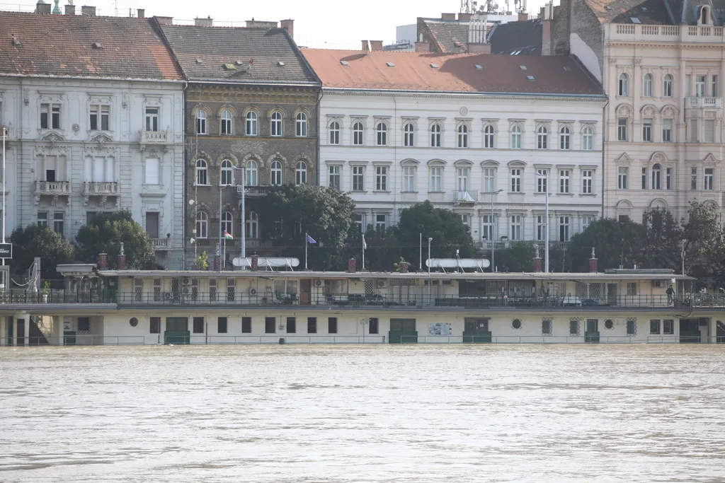  Budai rakpart egészen a Római partig