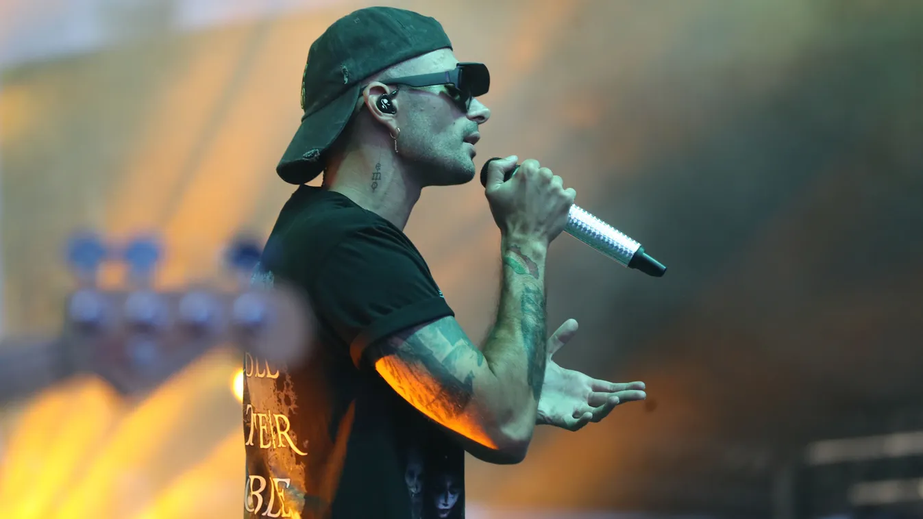 Bajban lehet a híres magyar énekes kapcsolata?