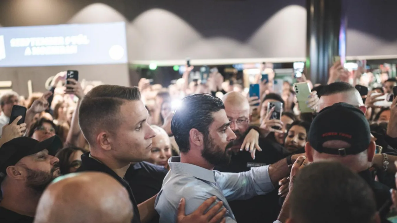 Sikítva fogadták a hollywoodi színészt az Etele Plázában