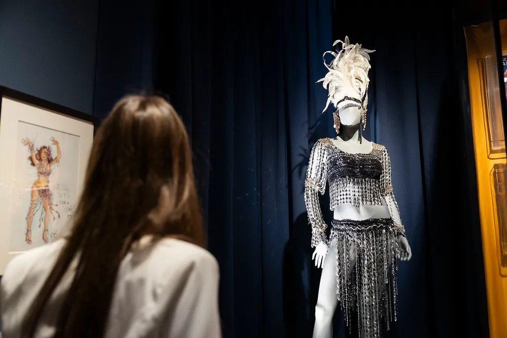 Medveczky Ilona legendás jelmeze is megtekinthető, ami a Magyar Televízió jelmezkészítő műhelyében készült, s 1983 augusztusában viselte a Budai Parkszínpadon