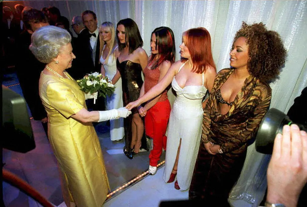 A királynő találkozott a legnagyobb Brit lánybandájával, a Spice Girls-el. Fotó: AFP