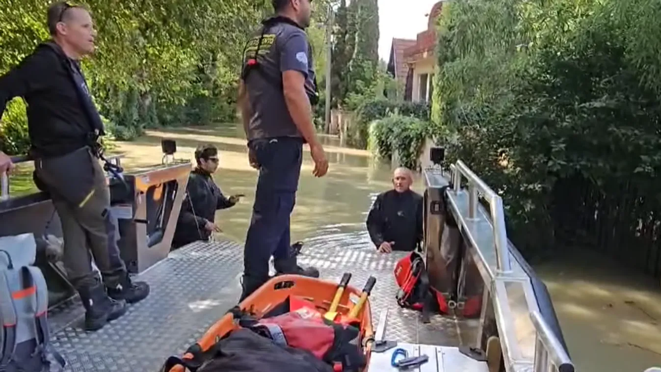 Foglyul ejtette házában az árvíz a 92 éves Éva nénit - videó