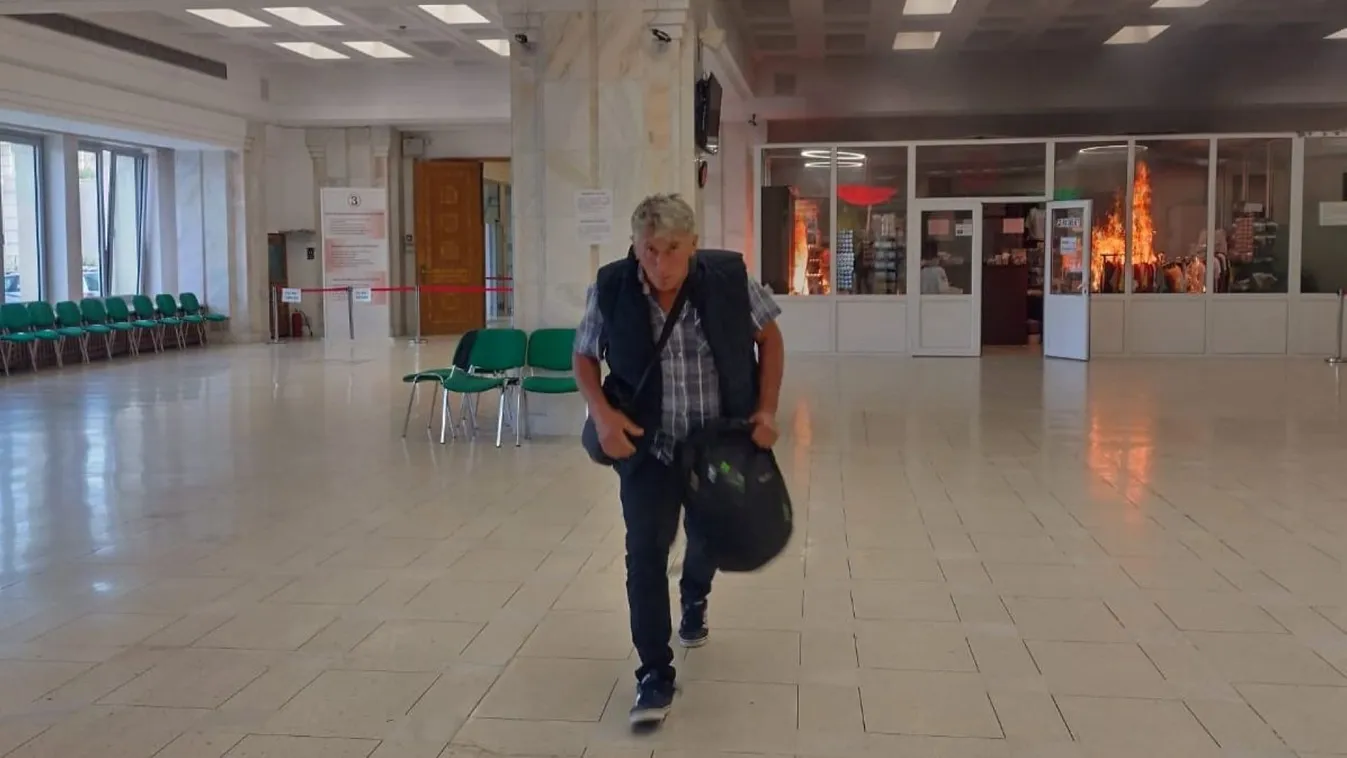 Felgyújtotta a román parlament irodáit egy férfi