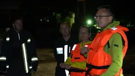 „Az összes magyar ember hálás önöknek” – éjszaka is megfeszített munka folyt, hogy megvédjék az embereket az áradástól – videó