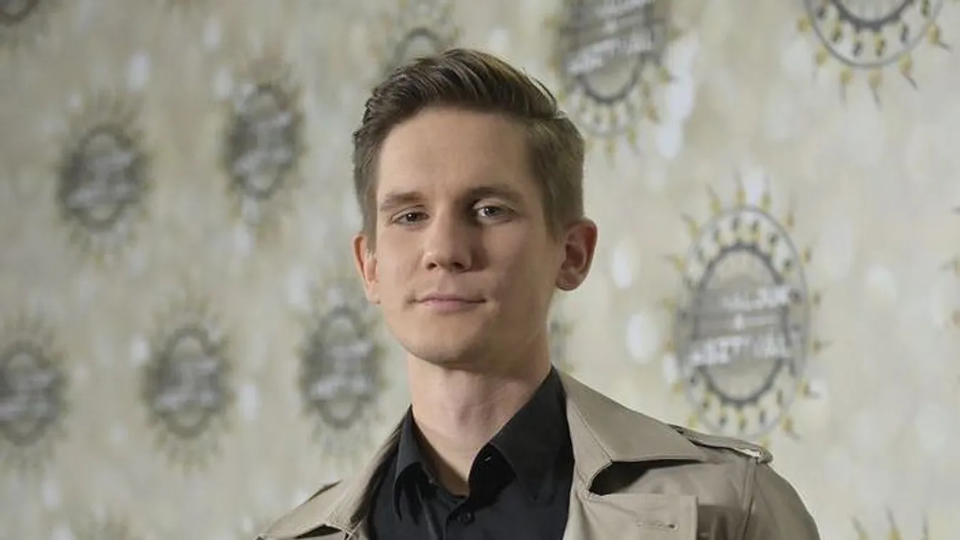 A Déli-sarkra készül A Dal jóképű énekese