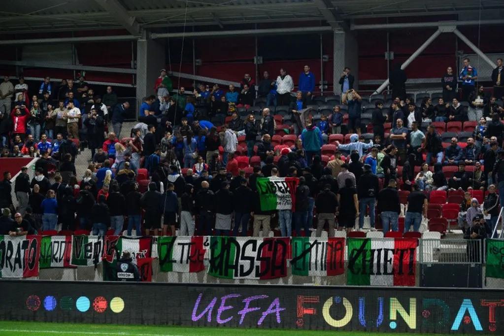 Így tiltakoztak az olasz szurkolók az izraeli himnusz alatt a Bozsik Arénában