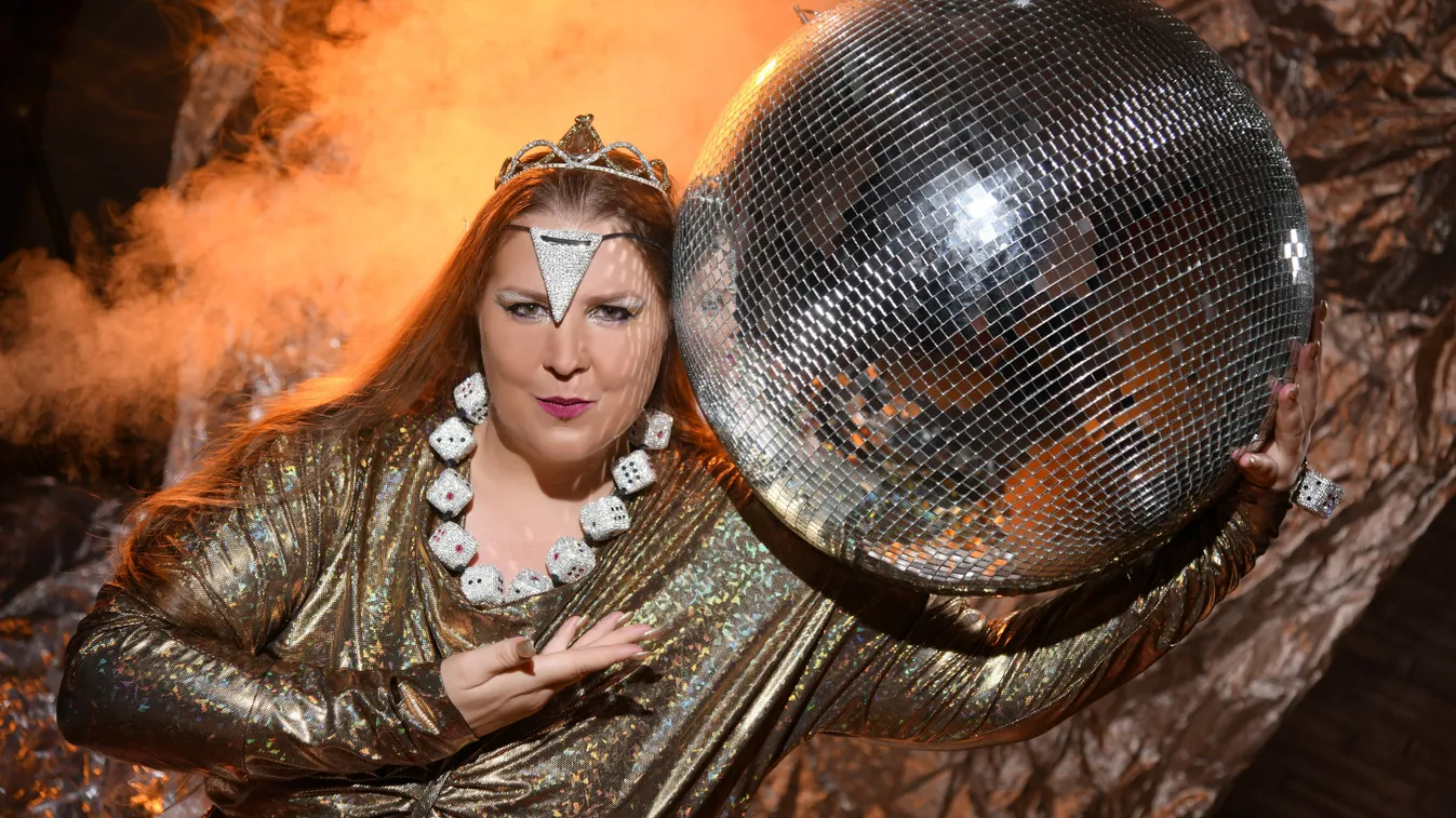 Világhírnévre törne a siket magyar énekesnő