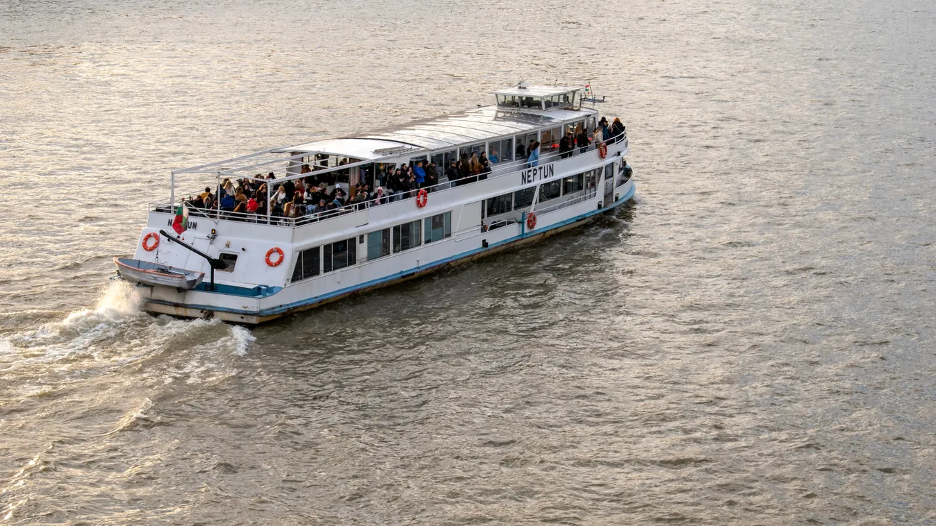 Árvíz miatt hajón rekedtek az emeberek