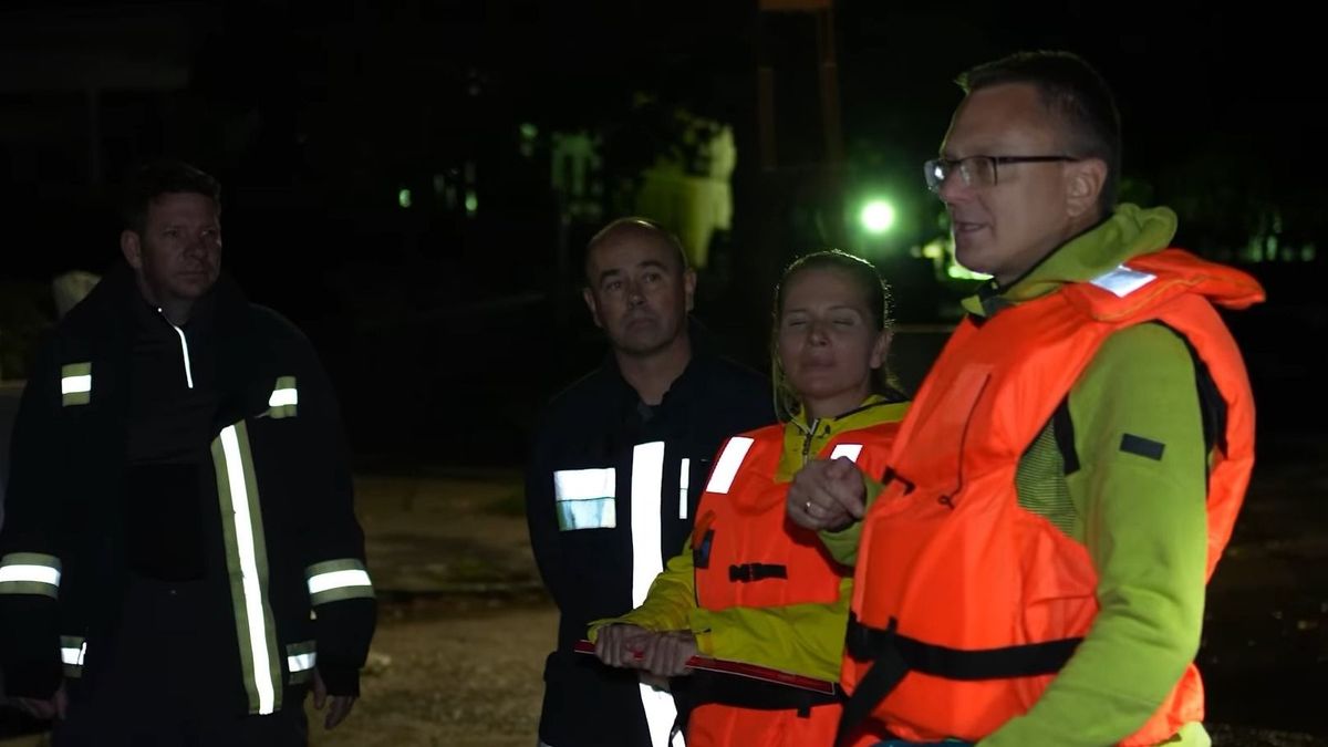 „Az összes magyar ember hálás önöknek” – éjszaka is megfeszített munka folyt, hogy megvédjék az embereket az áradástól – videó