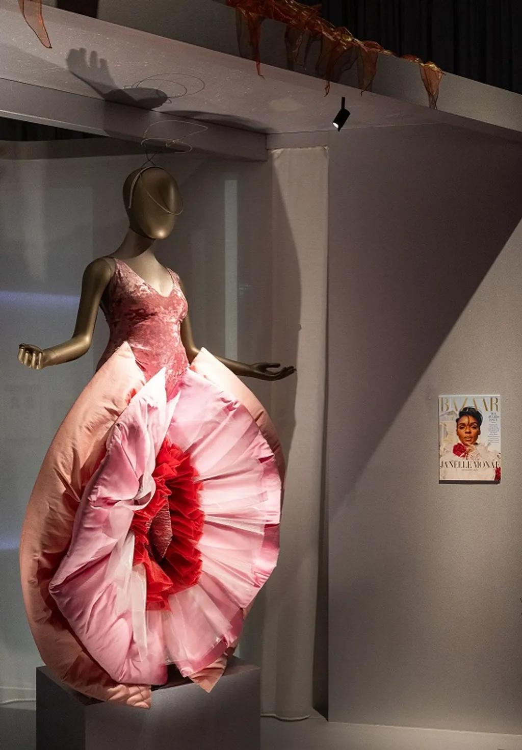 A kiállítás egyik legizgalmasabb darabja Janelle Monáa Vulva-kosztüme, amit a 2018-as Pynk című klipjében viselt, a tervező Duran Lantink volt
