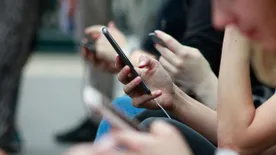 Beismerték: tényleg lehallgat minket a telefonunk