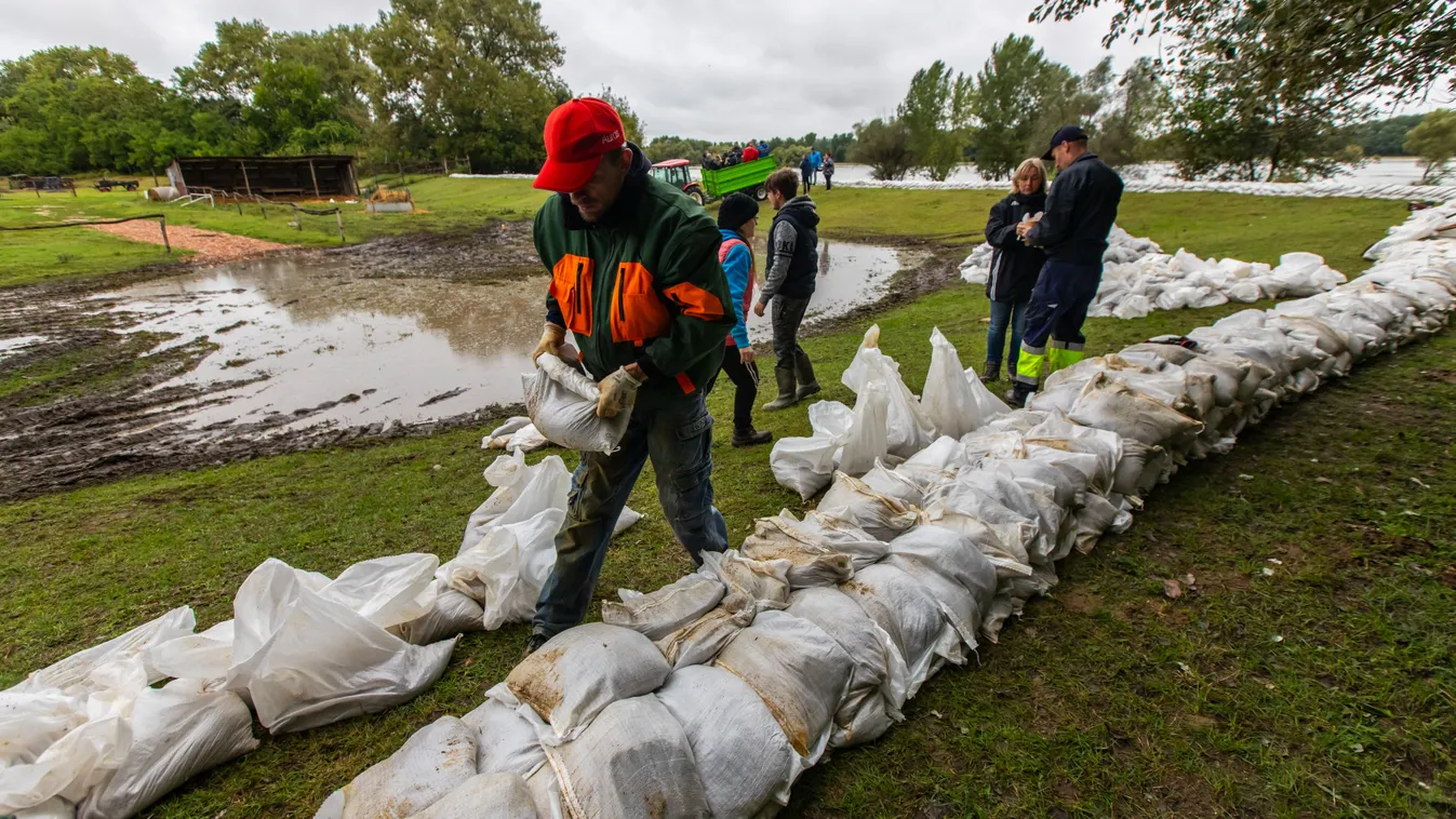 Gönyűn így védekeznek a lakók a tetőző árvíz ellen