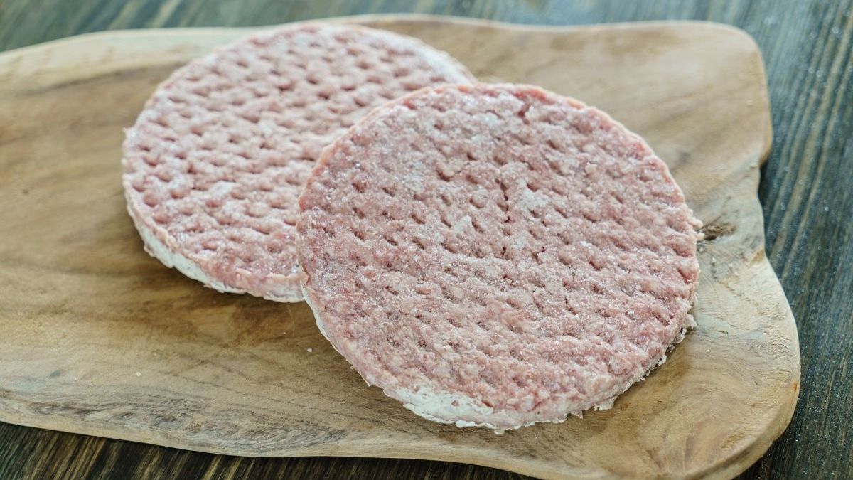 Késsel próbálta szétbontani a fagyasztott hamburgert, halálra késelte magát
