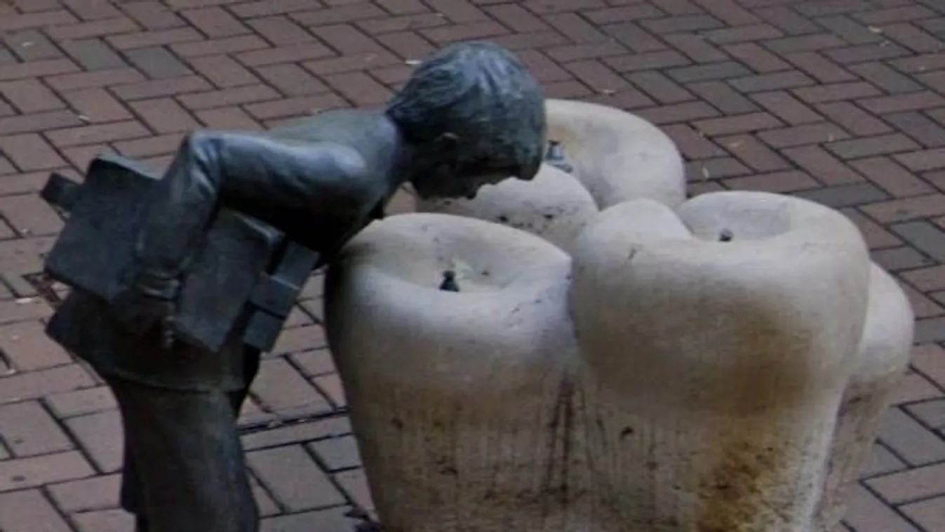 Kisfiút ábrázoló szoborral közösült egy férfi Szegeden