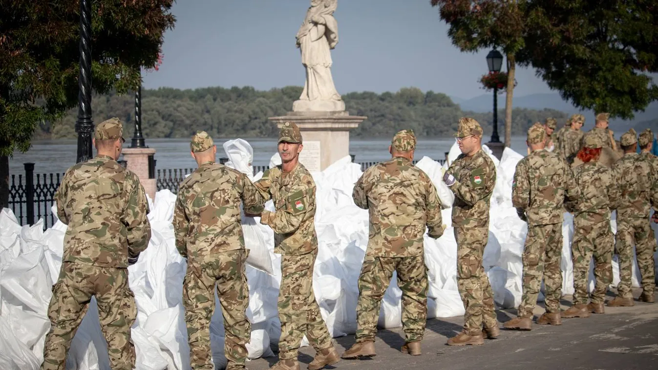 Gátat épít a Dunaparton a tűzszerész ezred