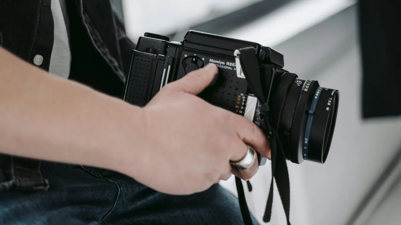 Játszótéren játszó kislányokra pályázik a perverz férfi