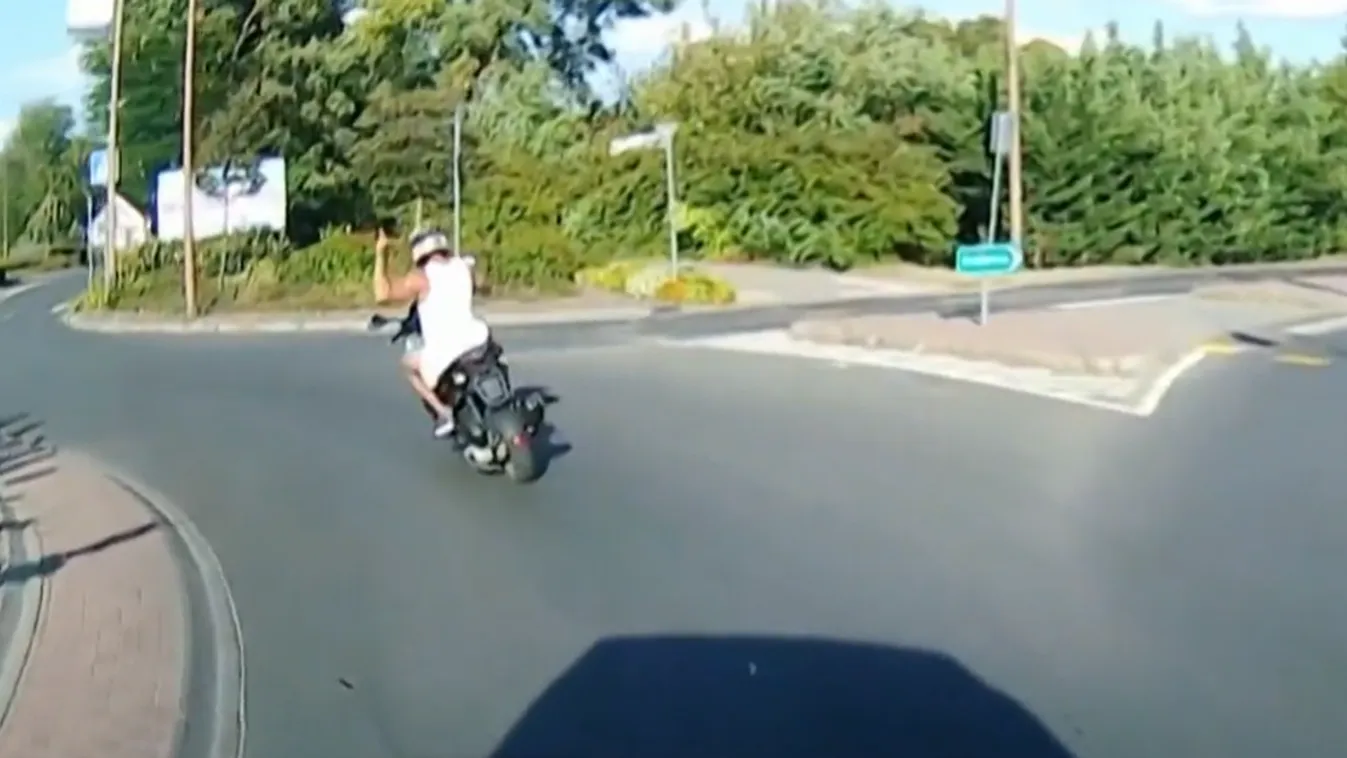 Még mutogatott is az ámokfutó robogós - videó