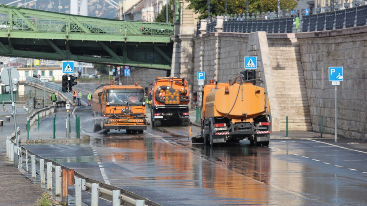 Így takarítják a Duna hordalékát a Pesti alsó rakpartról - Galéria