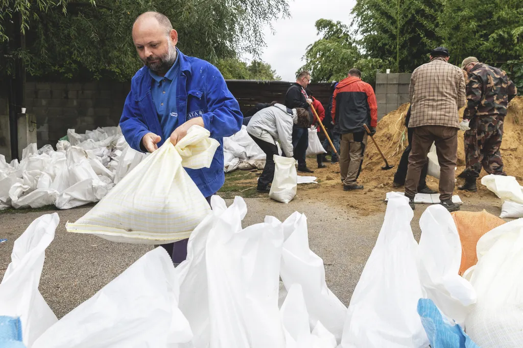 Dunaalmáson még este is dolgoztak az áradás védelme érdekében (2)