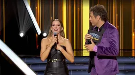 Csoda, ha ebből nem lesz brutális villantás: aprócska ruhájába alig férnek bele Szabó Zsófi mellei