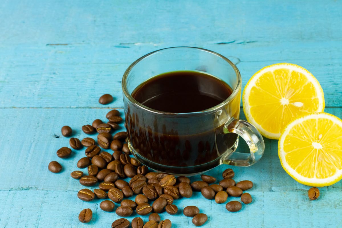 Black,Coffee,In,Transparent,Glass,With,Fresh,Lemon,And,Coffee