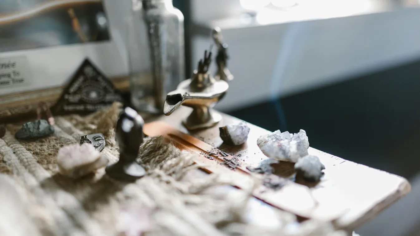  „Itt az idő felkészülni a sötét időszakra” - változásokat jósol Eszter boszorkány