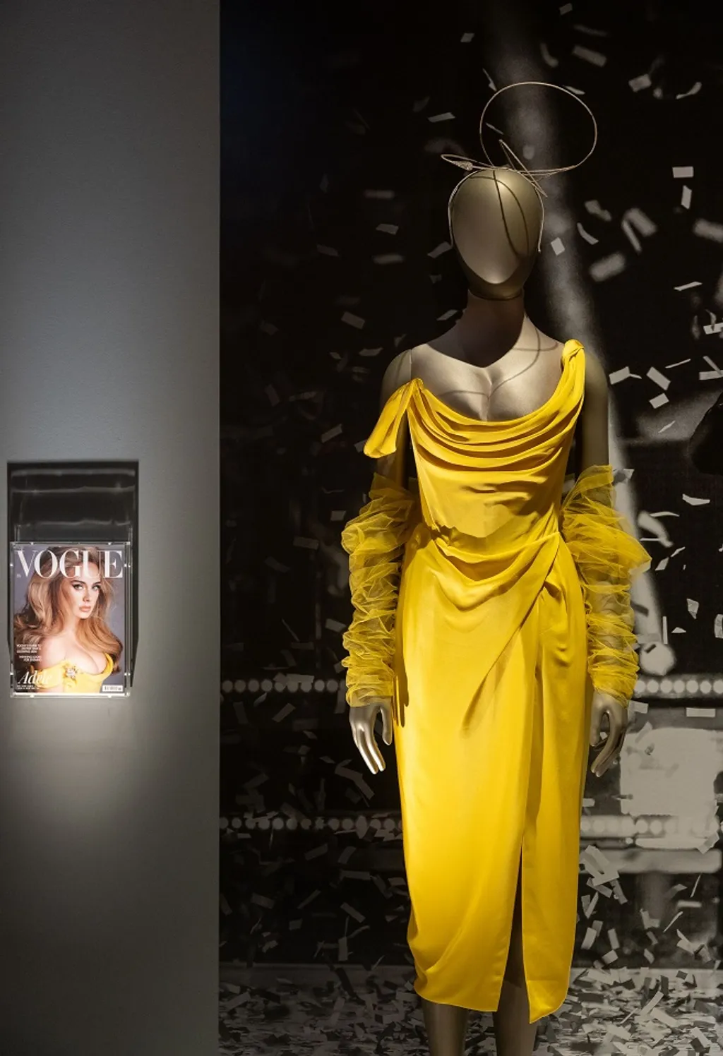 Többek között megtekinthető testközelből Adele fűzős sárga ruhája, a 2021-es Brit Vogue fotózásról, amit Vivienne Westwood tervezett