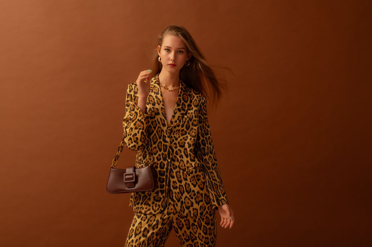 Fashionable,Confident,Woman,Wearing,Trendy,Leopard,Print,Satin,Suit,Blazer,