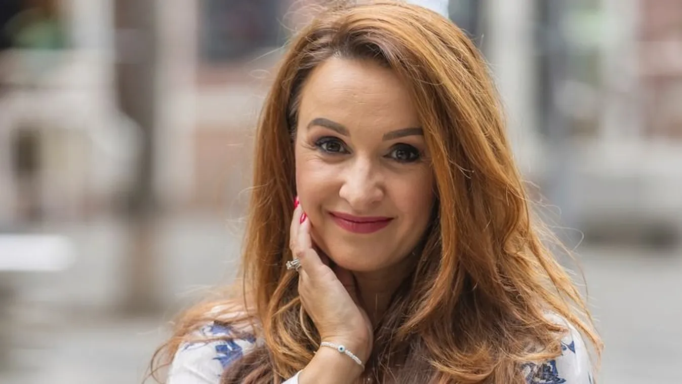 Könnyes szemmel gyászol a magyar énekesnő