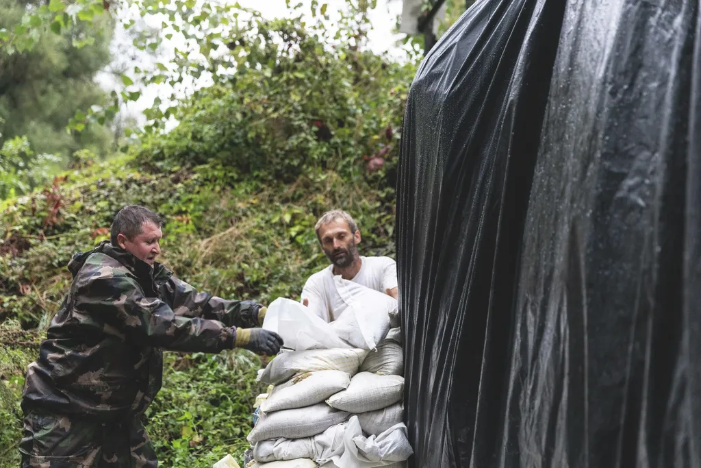 Dunaalmáson még este is dolgoztak az áradás védelme érdekében (19)