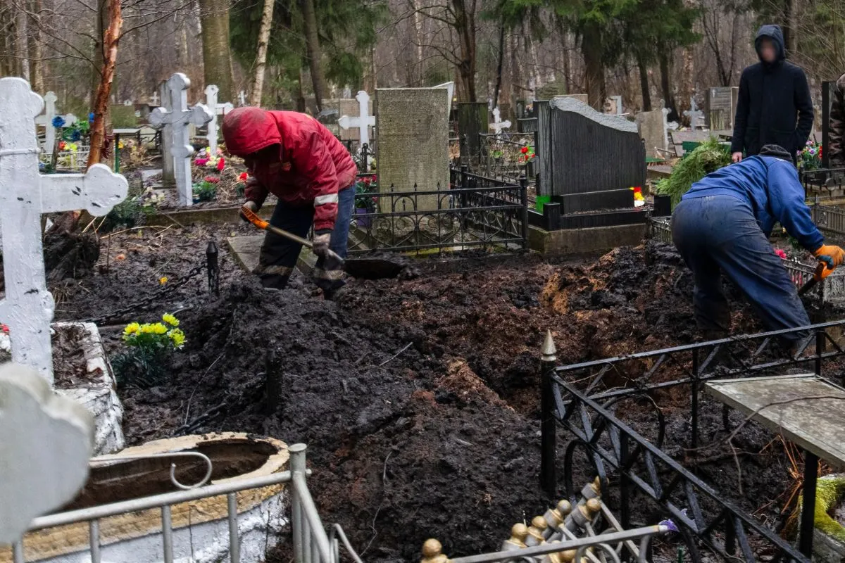 Mourning,Ritual.,Two,Men,Undertakers,Dig,A,Grave,In,An