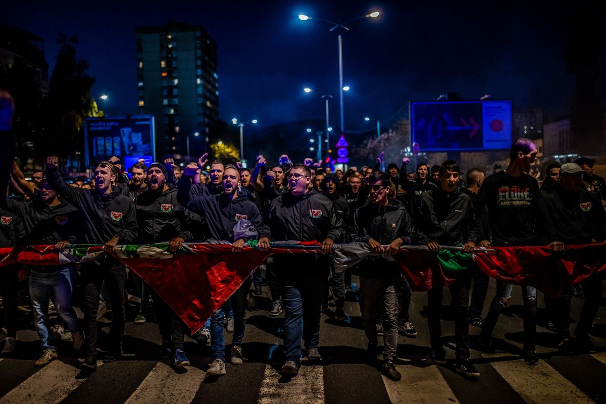 A magyar szurkolótábor szervezetten vonult a zenicai stadionhoz