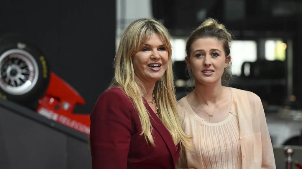 Gina (jobbra) édesanyjától, Corinnától örökölte a lovaglás iránti szenvedélyét - mögöttük Michael Schumacher egyik "ágaskodó lovas" Ferrarija