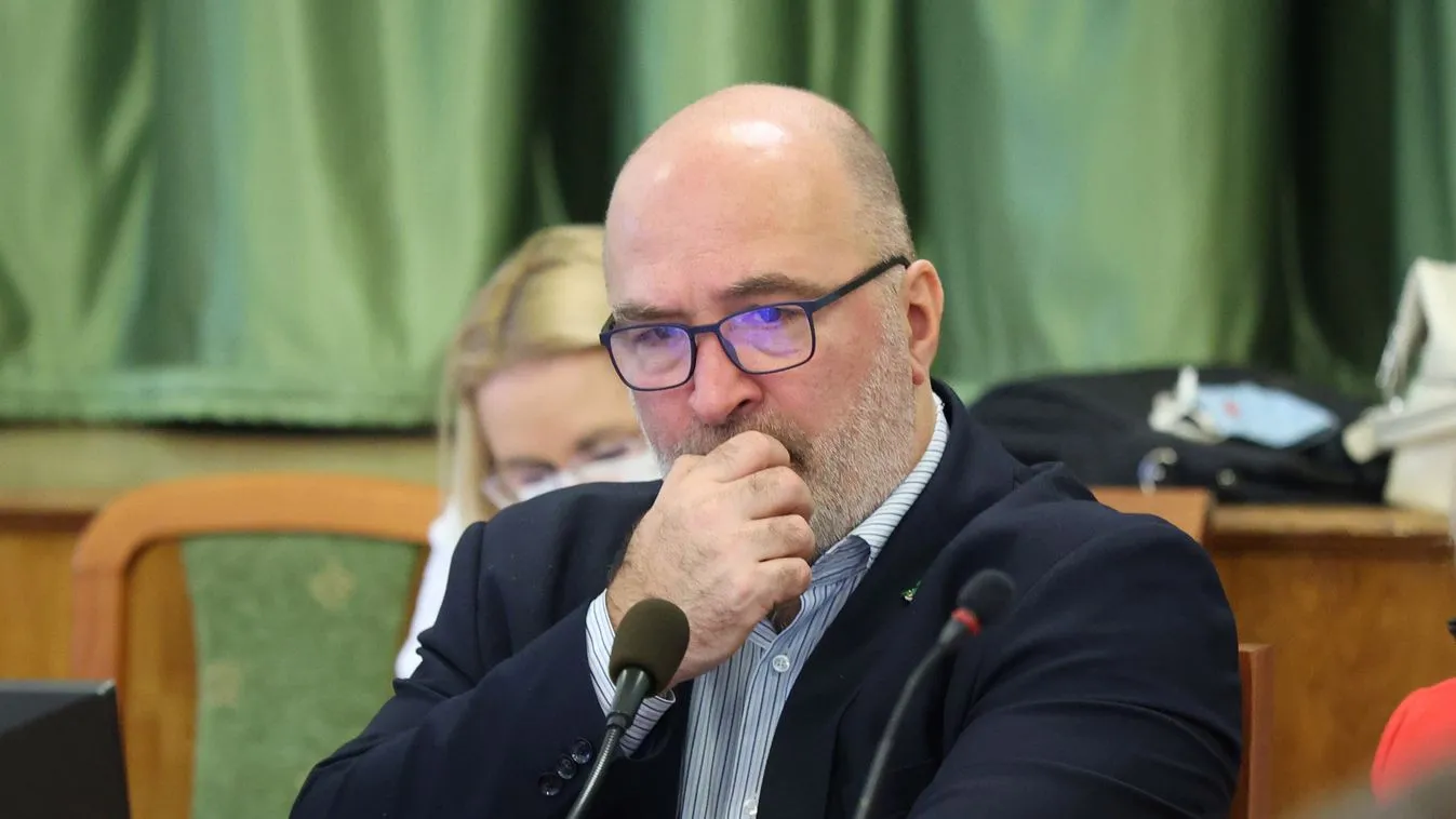 Pikó András szépen felemelte a saját fizetését