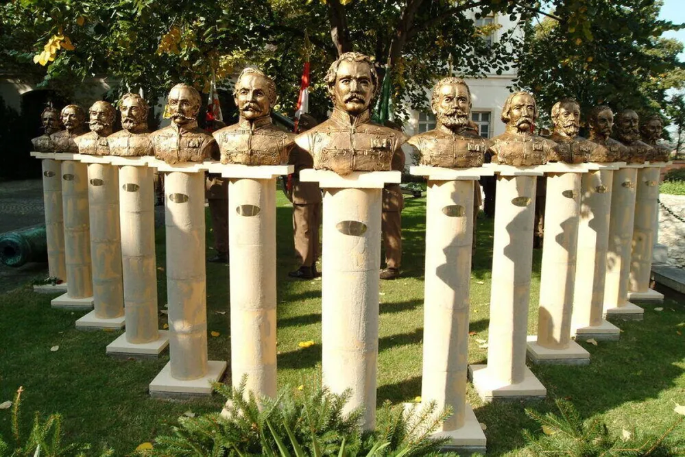 aradi vértanúk szobrai