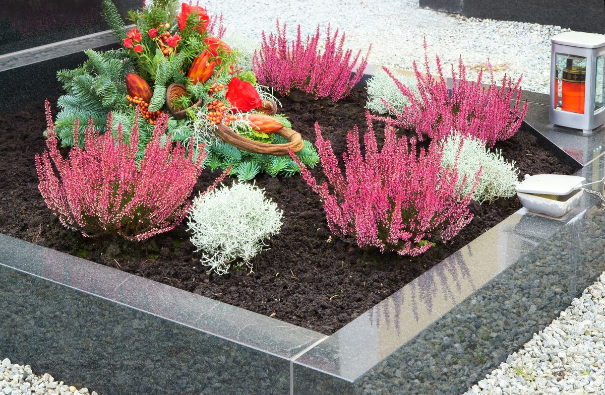 Grave,On,Grave,Yard,With,Autumn,Flowers,,Copy,Space